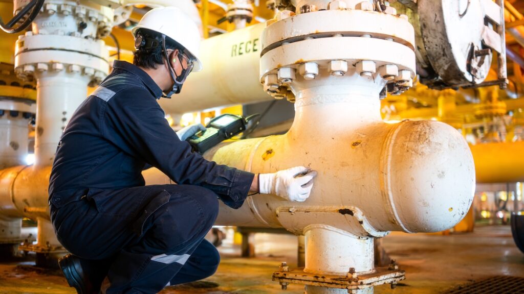 Inspecting Pipes Using Ultrasonic NDT Instruments at Petrochemical Facility